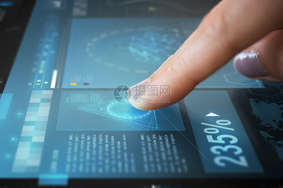 技术人的手指触摸互动板与虚拟投影手指触摸屏上与虚拟数据图片