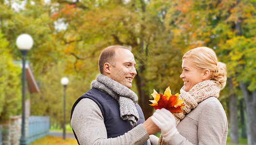 爱,关系,家庭人的微笑夫妇秋天公园秋天公园里的微笑夫妇图片