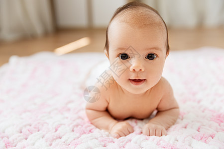 婴儿期人们的甜蜜的小女孩躺针粉红毛毯的毛绒纱可爱的女婴躺针毛绒毯上图片