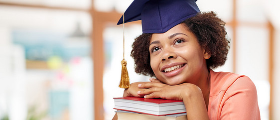 教育,毕业知识快乐的微笑非裔美国研究生女孩学士帽与书籍梦想学校背景带书的非裔美国研究生图片