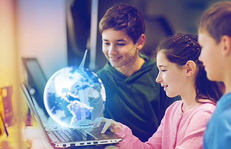 可再生能源,科学技术群快乐的孩子学校用笔记本电脑,地球行星全息图风力涡轮机模型带笔记本电脑地球行星全息图的孩图片