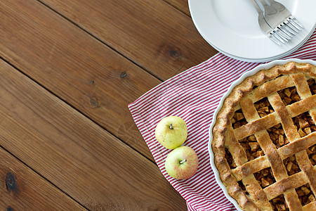 食物,烹饪烘焙苹果派厨房毛巾木制桌子上木制桌子上烘焙模具中的苹果派图片