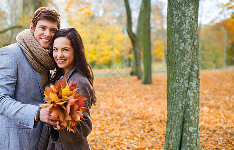 爱,关系,家庭人的微笑的夫妇与树叶拥抱秋天的公园微笑的情侣秋天的公园拥抱图片