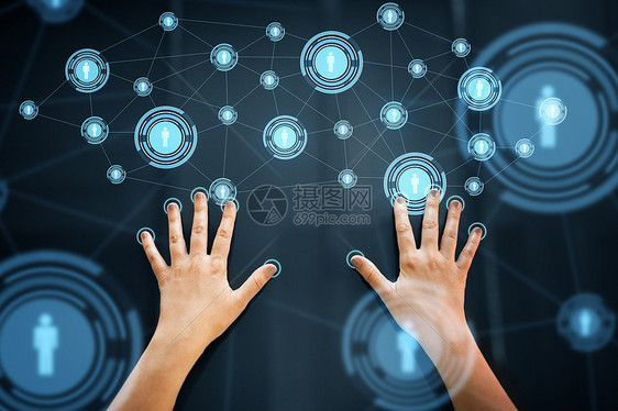 网络,技术通信手用交互式板与虚拟联系人图标双手用带网络图标的交互式板图片