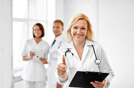 医疗保健,医学职业微笑的女中医生,剪贴板听诊器拇指医院微笑的医生医院竖大拇指图片