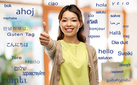 教育交流翻译微笑的亚洲轻女同外语的问候语竖大拇指快乐的亚洲女人竖大拇指图片
