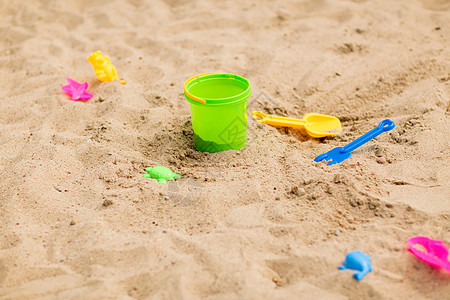 童夏天的桶沙子玩具海滩沙箱沙滩沙箱上的水桶沙玩具图片