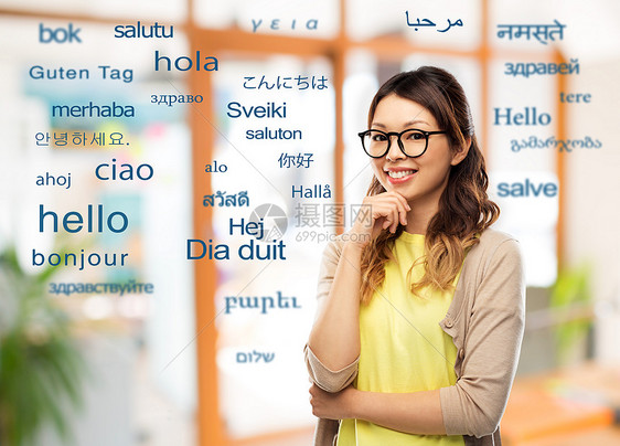 人,教育学校的快乐的亚洲妇女戴着眼镜学生用同的外语问候语戴眼镜学生的快乐亚洲女人图片