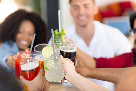 休闲食物人的群快乐的国际朋友酒吧餐馆碰杯朋友们酒吧餐馆碰杯图片