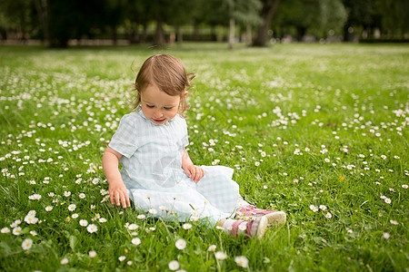 童,休闲人的快乐的小女婴公园玩花夏天夏天公园里快乐的小女孩图片