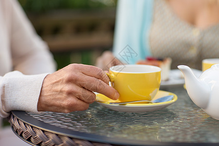 老人人的亲密的老年女子户外咖啡馆喝茶老年女子户外咖啡馆喝茶的手图片