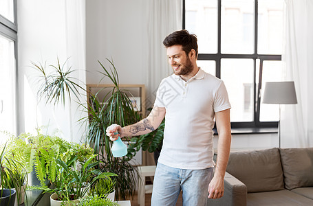 人自然植物护理人家里用喷水器喷洒室内植物男人家里用水喷洒植物图片