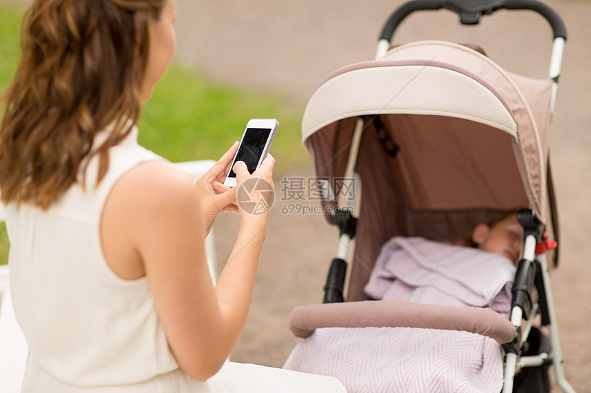 ‘~母亲,技术人的密切母亲与智能手机女婴婴儿车夏季公园妈妈带着智能手机婴儿车  ~’ 的图片
