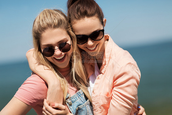 休闲友谊的快乐微笑的十几岁女孩最好的朋友戴着太阳镜海边夏天夏天海边的十几岁女孩最好的朋友图片