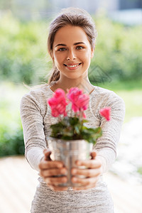 农业,园艺人们的快乐的轻妇女与粉红色仙客来花盆栽夏季花园夏天花园里仙客来花的轻女人图片