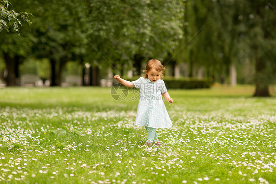童,休闲人的快乐的小女孩公园夏天夏天公园里快乐的小女婴图片