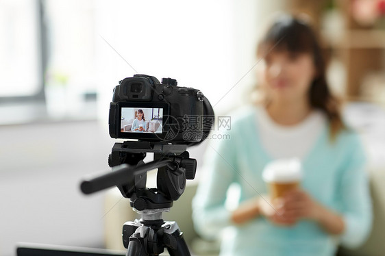 博客,技术,视频博客人的相机记录视频博客的好亚洲妇女博客带外卖咖啡杯家亚洲女博主带着咖啡录音视频图片