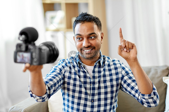 博客,视频博客人的微笑的印度男视频博客与相机视频博客指指点点家里男视频博客,家里相机博客图片