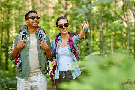 旅行,旅游,徒步旅行人的混合种族夫妇与背包森林混合种族夫妇背包徒步旅行森林图片
