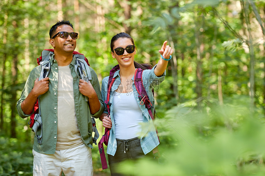 旅行,旅游,徒步旅行人的混合种族夫妇与背包森林混合种族夫妇背包徒步旅行森林图片