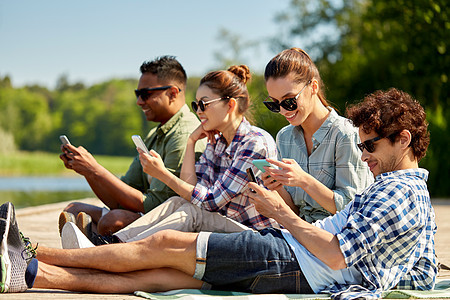 友谊,技术旅游群朋友与智能手机湖墩夏天夏天湖边码头智能手机的朋友图片