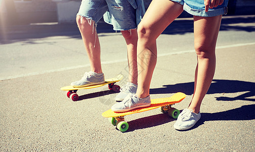 夏天,极限运动人的十几岁的夫妇骑着短的现代巡洋舰滑板城市街道轻夫妇城市街道上骑滑板图片