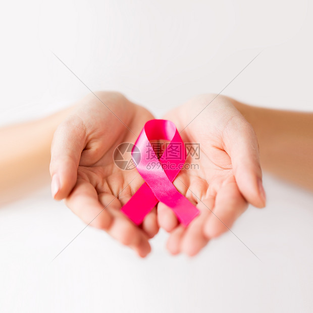 慈善 医疗医学亲密的女人 捧着粉红色的癌症意识丝带女手着粉红色的癌症意识丝带高清图片下载 正版图片 摄图网