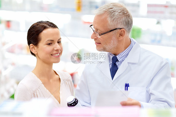 医学,医疗人的高级药剂师与药物处方女客户药房药剂师药房药的女人图片
