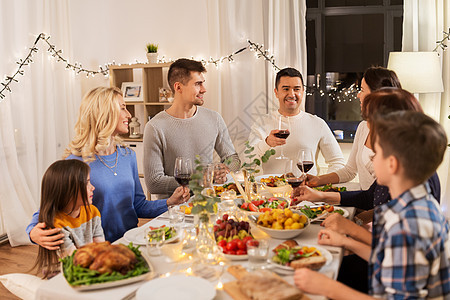 庆祝,节日人们的快乐的家庭吃晚餐聚会,喝红酒家品尝幸福的家庭家里举行晚宴图片