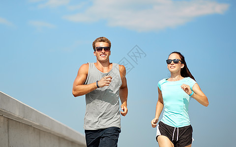穿着运动服的夫妇户外跑步图片