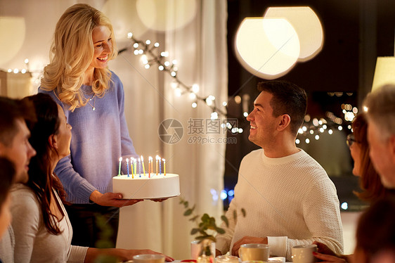 庆祝人们的幸福的家庭与蛋糕家里举行生日聚会快乐的家庭蛋糕生日聚会图片