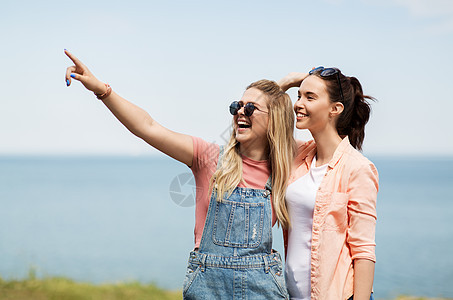 休闲友谊的快乐微笑的十几岁女孩最好的朋友戴着太阳镜海边夏天夏天海边的十几岁女孩最好的朋友图片