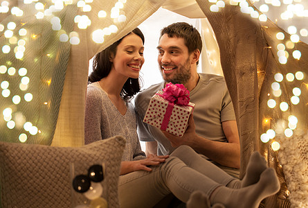 休闲,潮格人们的幸福的夫妇与礼品盒儿童帐篷家里幸福的夫妇带着礼品盒孩子们的帐篷里家图片