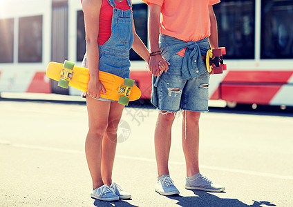 夏天,关系,极限运动人的接近快乐的十几岁的夫妇与短现代巡洋舰滑板城市街道城市里靠近带滑板的轻夫妇图片
