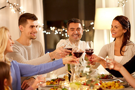 庆祝,节日人们的快乐的家庭吃晚餐聚会,喝红酒家品尝幸福的家庭家里举行晚宴图片