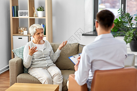 老心理学心理治疗老心理治疗会议上的老妇女病人心理学家高级女病人心理学家图片
