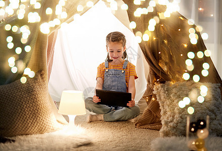 童,技术快乐的小女孩与平板电脑电脑孩子帐篷家里家里平板电脑的小女孩孩子们的帐篷里图片