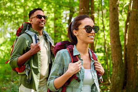 旅行,旅游,徒步旅行人的混合种族夫妇步行与背包森林混合种族夫妇背包徒步旅行森林图片