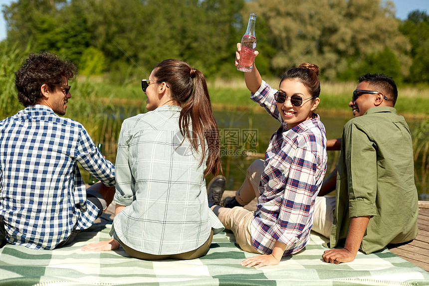 休闲,野餐人们的快乐的亚洲轻女朋友湖墩夏天品尝饮料夏天湖边码头喝饮料的快乐朋友图片