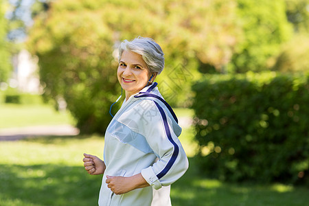 运动健康的老妇女在公园图片