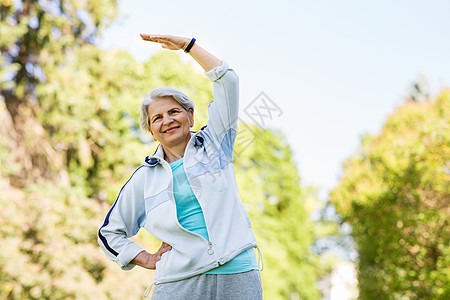 健身,运动健康的生活方式快乐微笑的老妇女夏季公园锻炼快乐的老妇女夏季公园锻炼图片