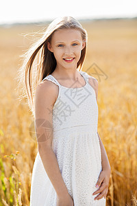 大自然,收获人们的微笑的轻女孩谷物田夏天夏天谷物地里微笑的轻女孩图片