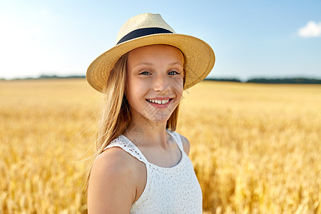 自然,时尚人的微笑的轻女孩戴着草帽谷物地里夏天的肖像夏天田野上戴草帽的女孩的肖像图片