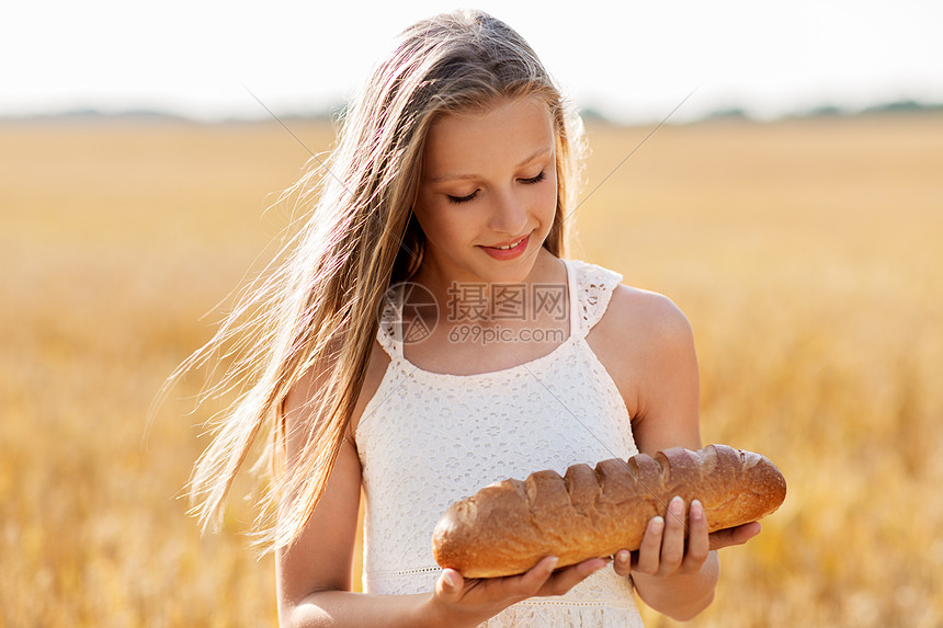 自然,健康的饮食收获的微笑的轻女孩着白色包谷物田夏天谷物地里条白包的女孩图片