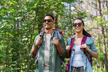 旅行,旅游,徒步旅行人的混合种族夫妇步行与背包森林混合种族夫妇背包徒步旅行森林图片