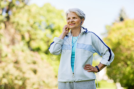 健身,运动健康的生活方式老妇女戴耳机夏季公园夏天公园带耳机的高级女人图片