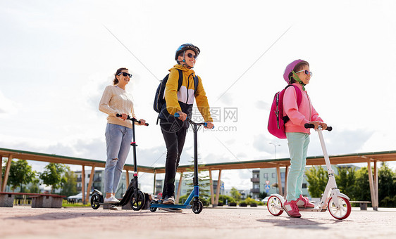 教育,学校家庭快乐的女儿,儿子母亲骑摩托车户外快乐的学校孩子妈妈骑滑板车图片