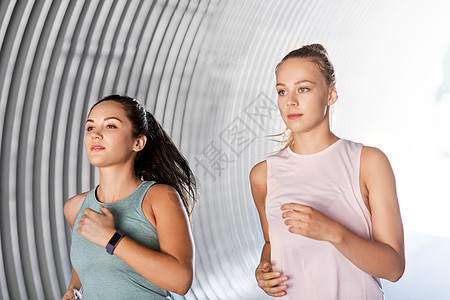 健身,运动健康的生活方式轻妇女女朋友户外跑步轻女女朋友户外跑步图片