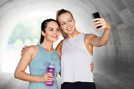 健身,运动健康的生活方式微笑的轻妇女女朋友户外智能手机自拍运动女户外用智能手机自拍图片