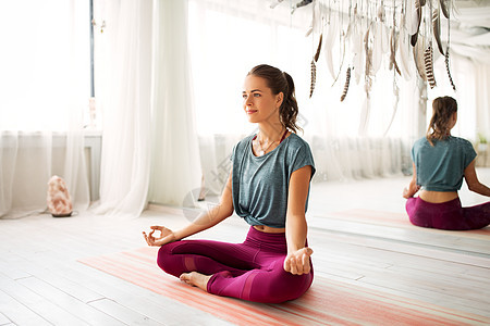 正念,灵健康的生活方式妇女冥想莲花姿势瑜伽工作室女人瑜伽工作室冥想莲花姿势背景图片